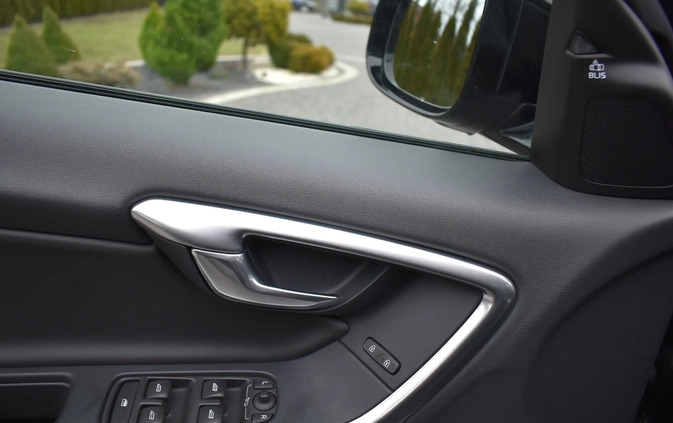 Volvo V60 Cross Country cena 79900 przebieg: 210000, rok produkcji 2017 z Prószków małe 781